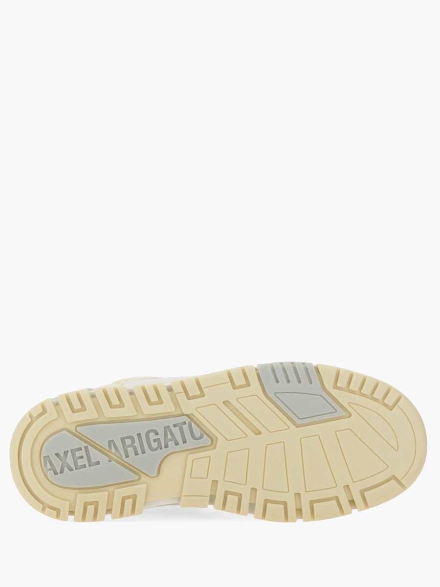nanito_source_url:https://nokinstyle.com/2327574/sneaker-area-lo.jpg
