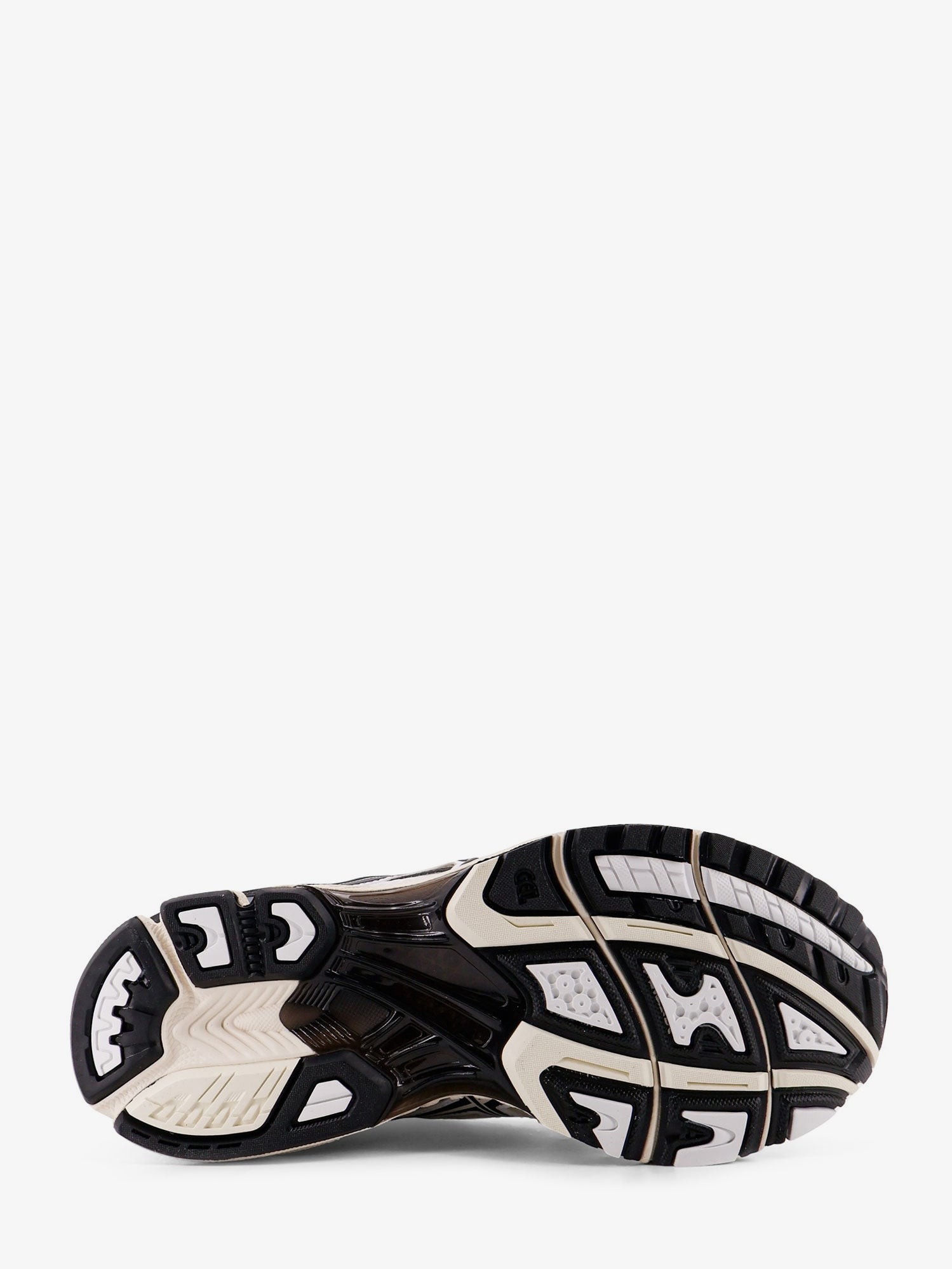 nanito_source_url:https://nokinstyle.com/2398321/gel-nimbus-101-mesh-sneakers-with-logo-on-the-side.jpg
