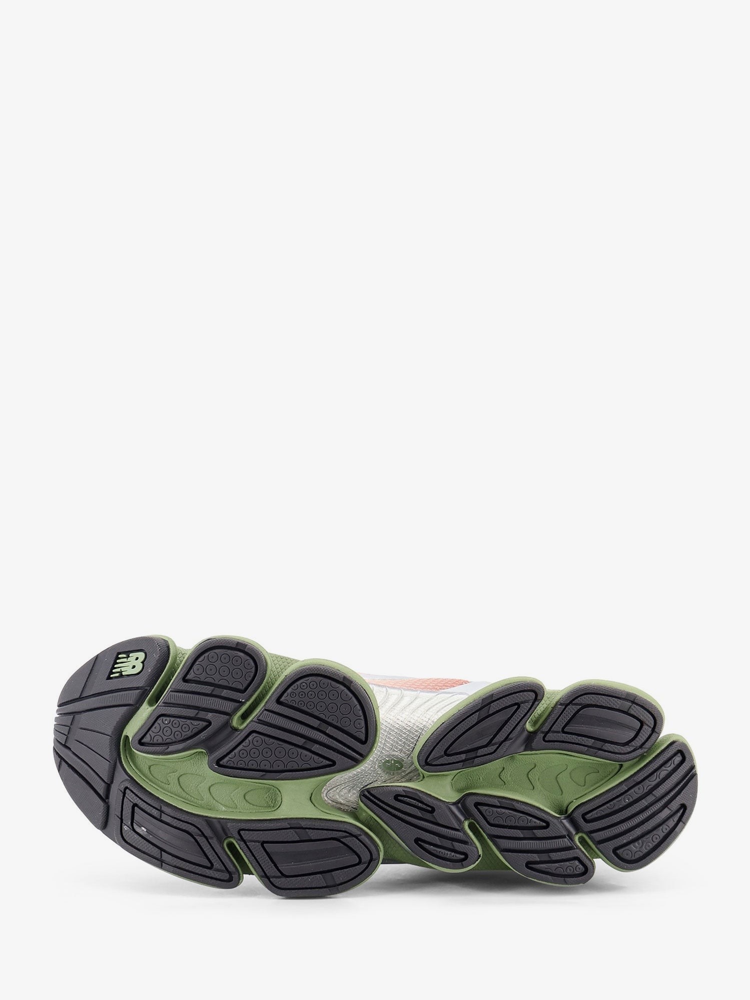 nanito_source_url:https://nokinstyle.com/2424761/sneakers-20006-in-tessuto-tecnico-con-logo-laterale.jpg