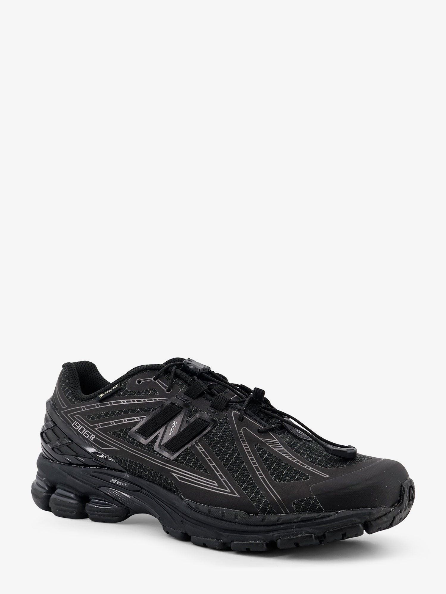 nanito_source_url:https://nokinstyle.com/2391280/u190631-gore-tex-sneakers-with-side-logo.jpg